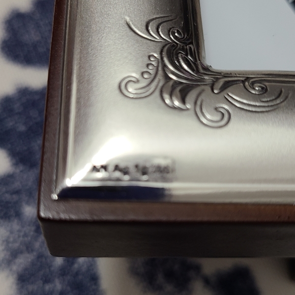 Silver embossed table clock with wood frame - Picture 2 of 6